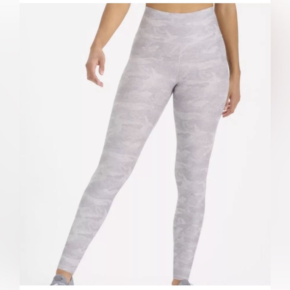 Vuori Clean Elevation Pale Heather Camo Leggings. NWT. Large